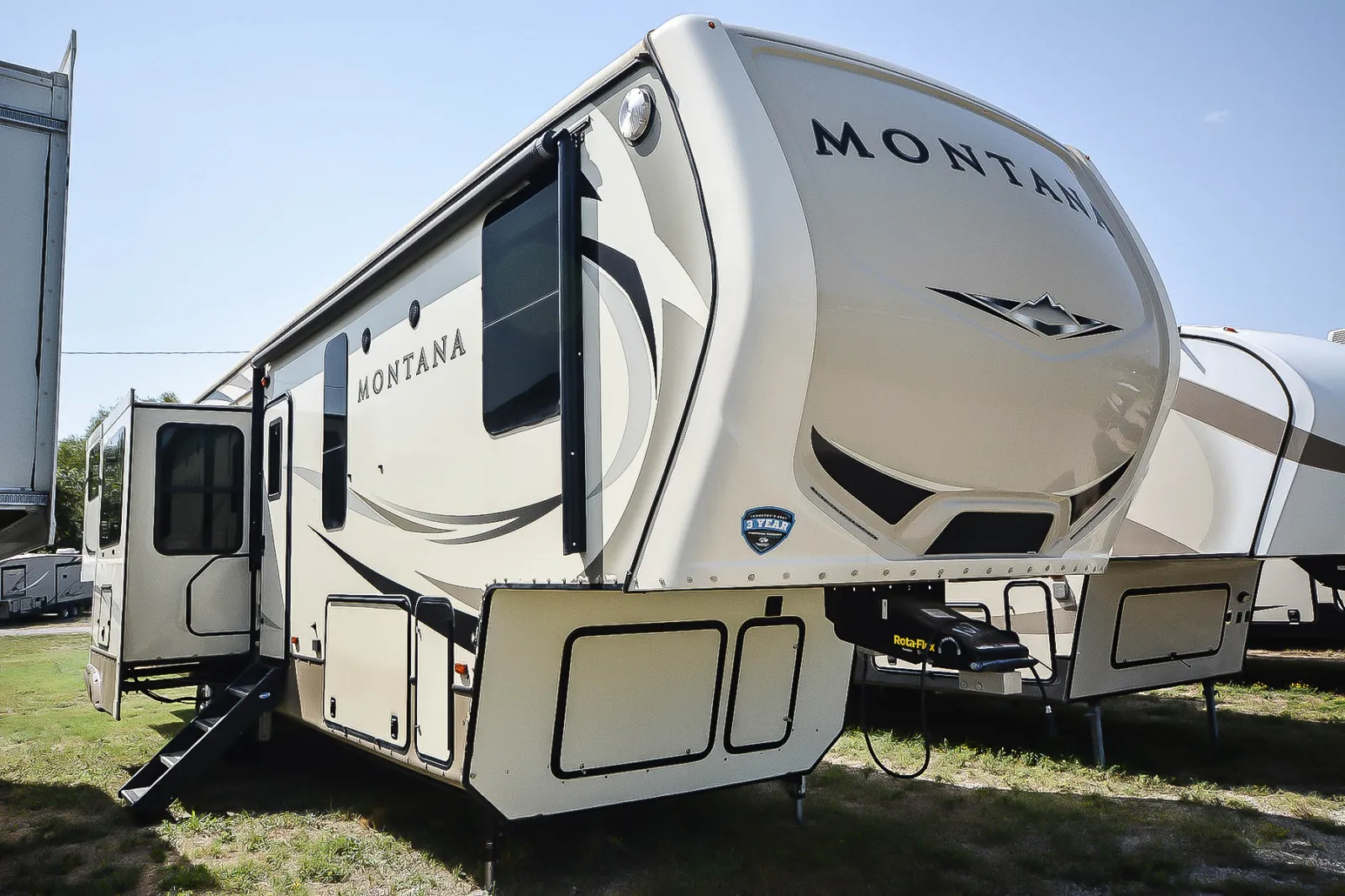 2018 Keystone Montana 3791RD - Photo 2