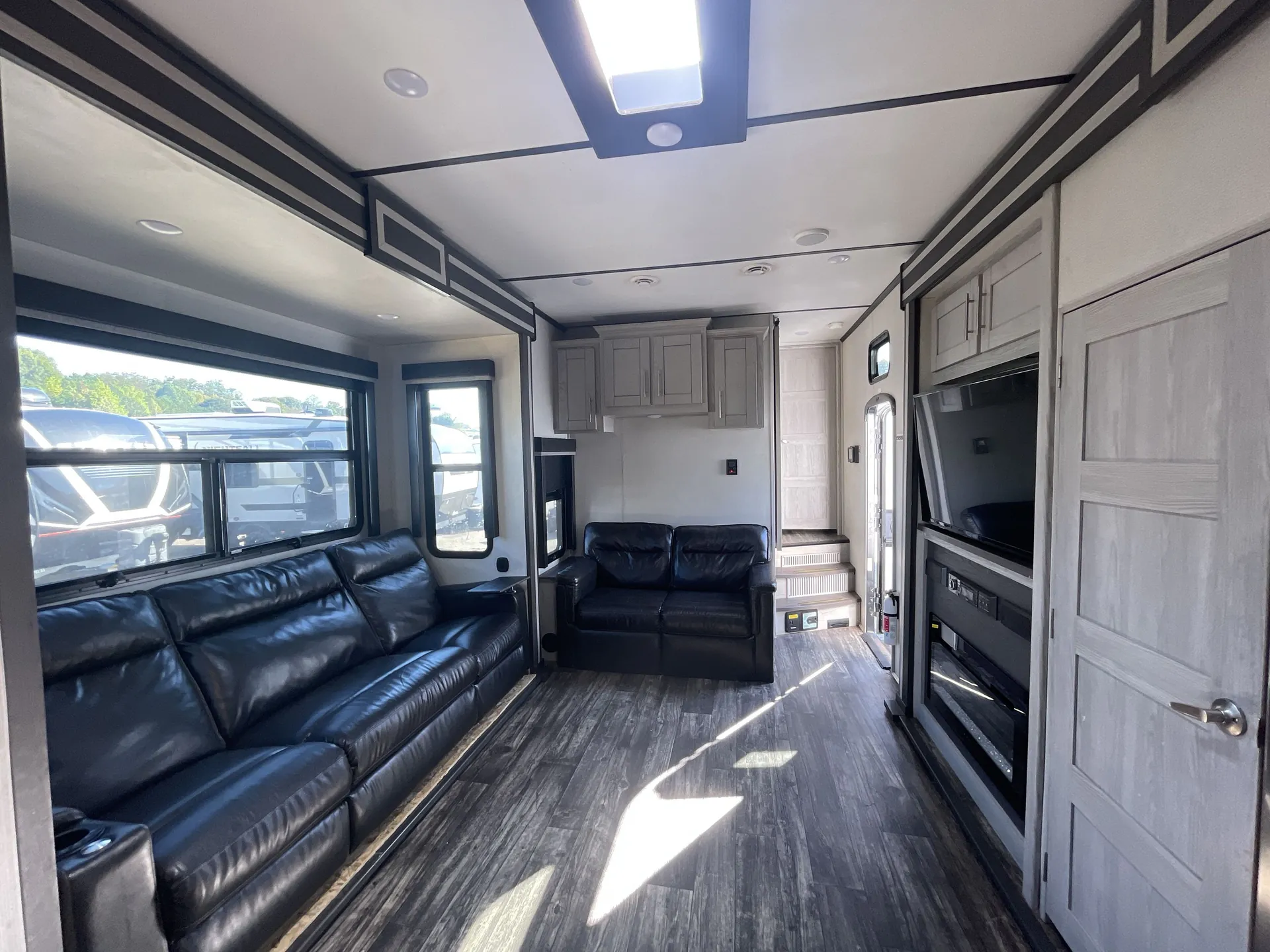 2022 Keystone Fuzion 428 — living area main
