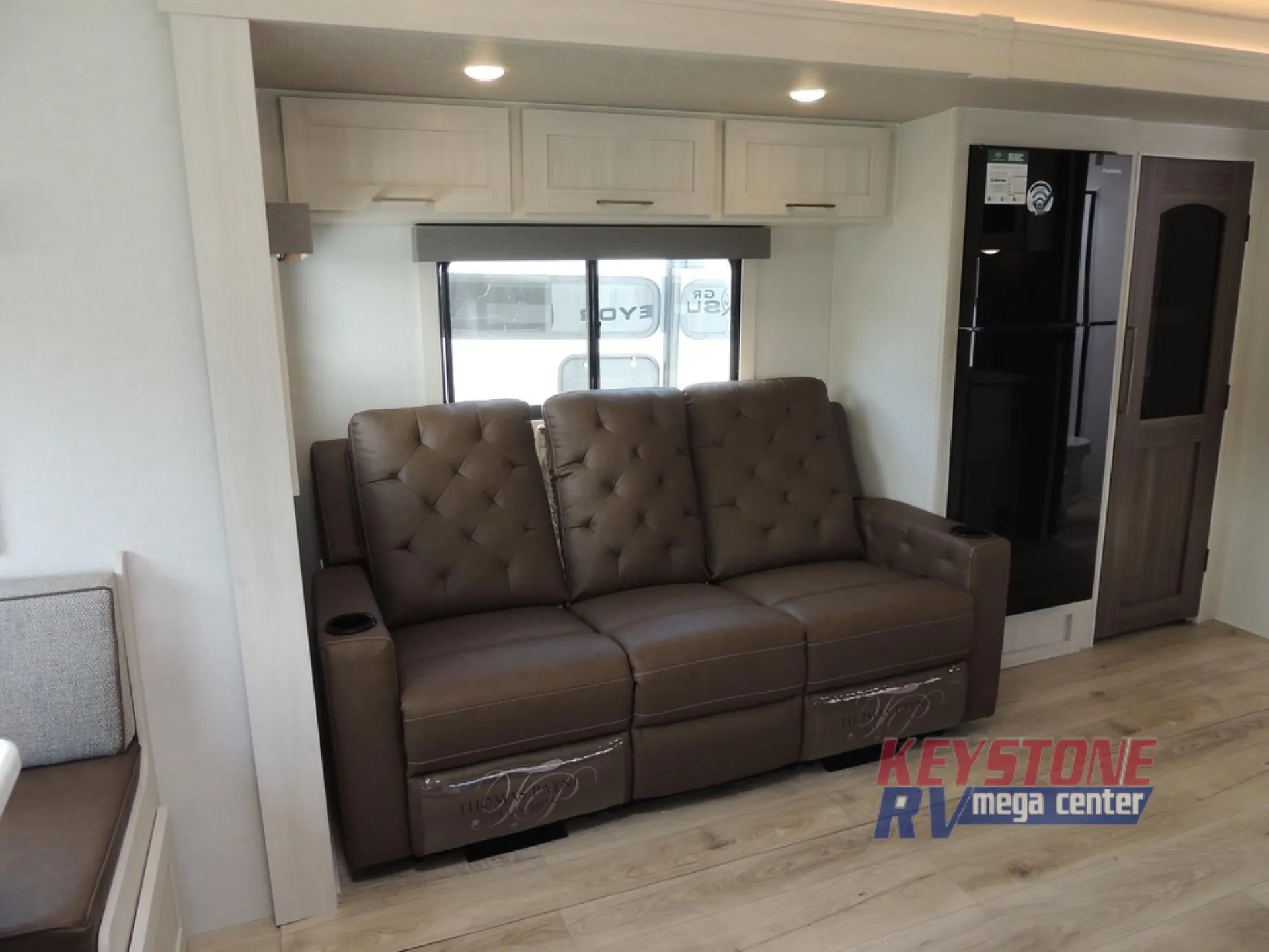2026 Forest River Grand Surveyor 253RLS — Photo 6