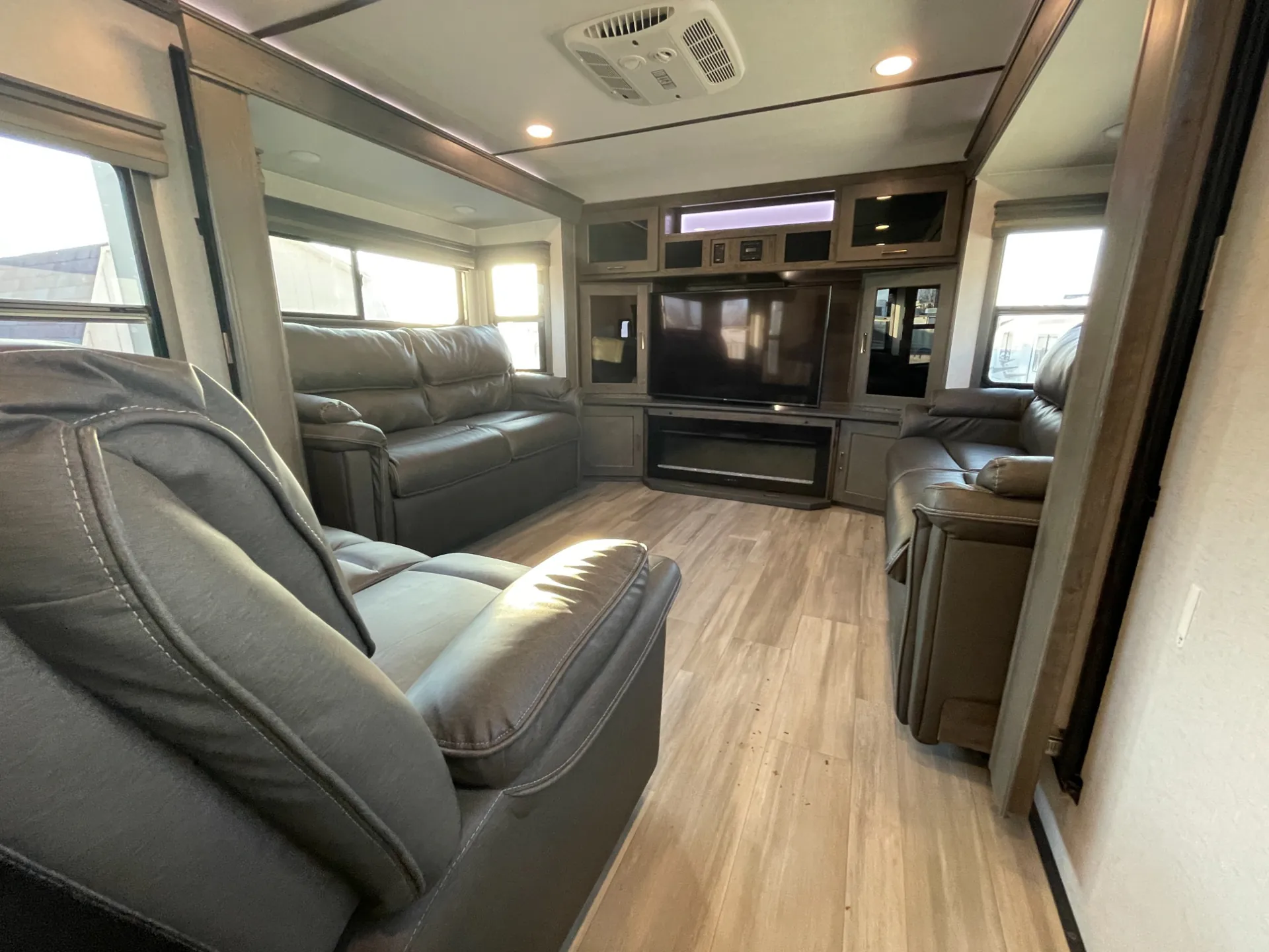 2022 Alliance RV Paradigm 385FL - Photo 4