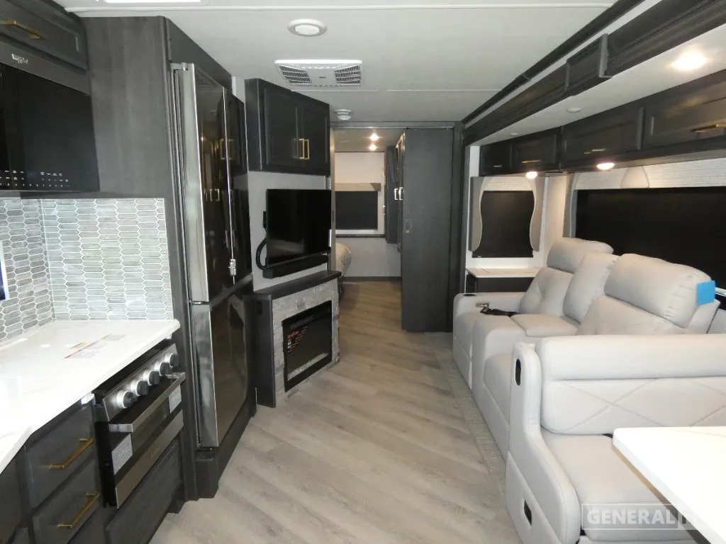 2026 Fleetwood Bounder 33C - Photo 3