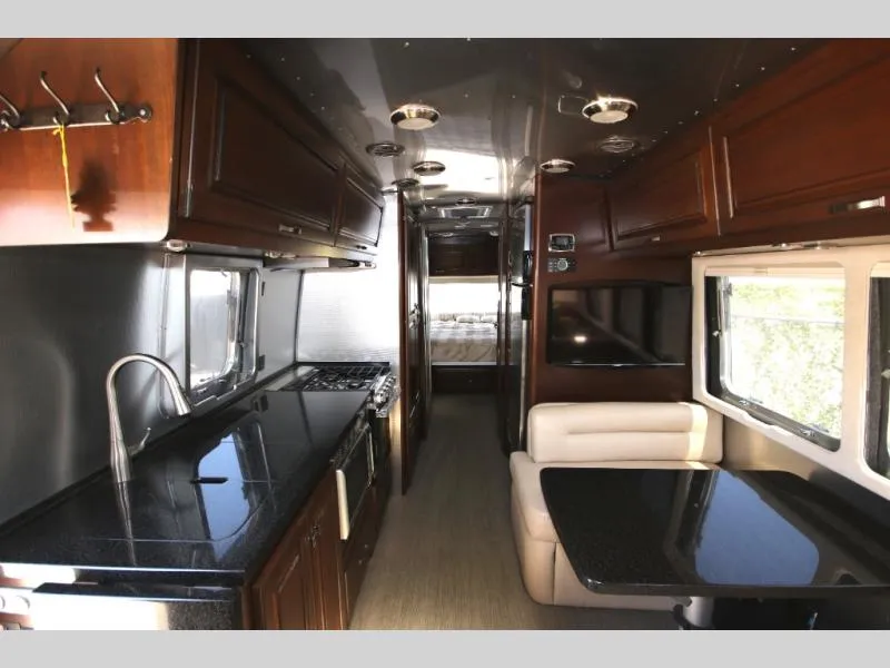 2015 Airstream Classic 30RB - Photo 4