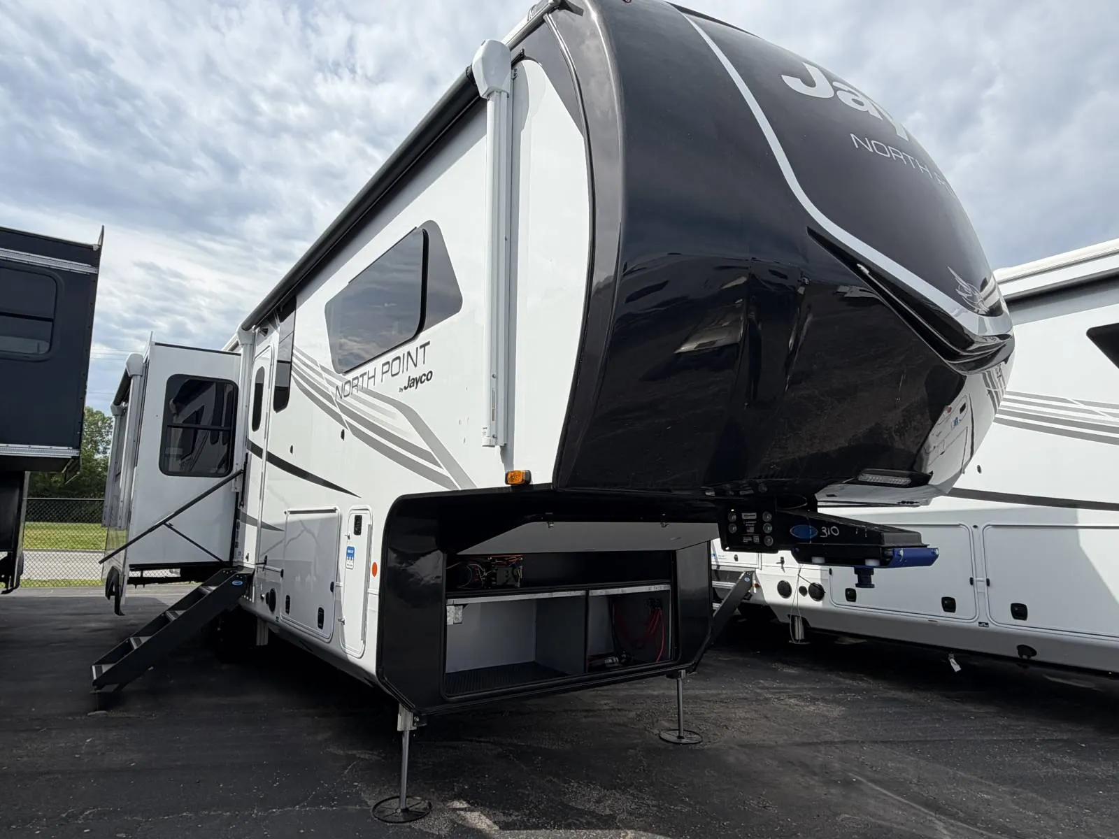2026 Jayco North Point 310RLTS - Photo 2