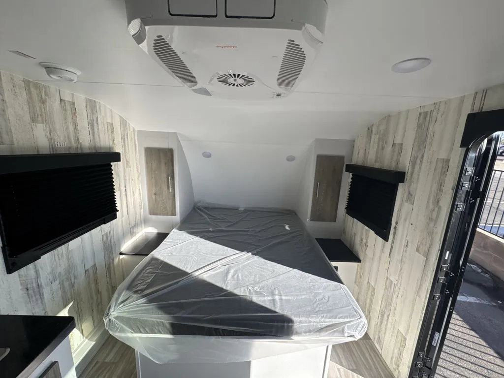 2025 Travel Lite Rove XL 17FQ - Photo 2
