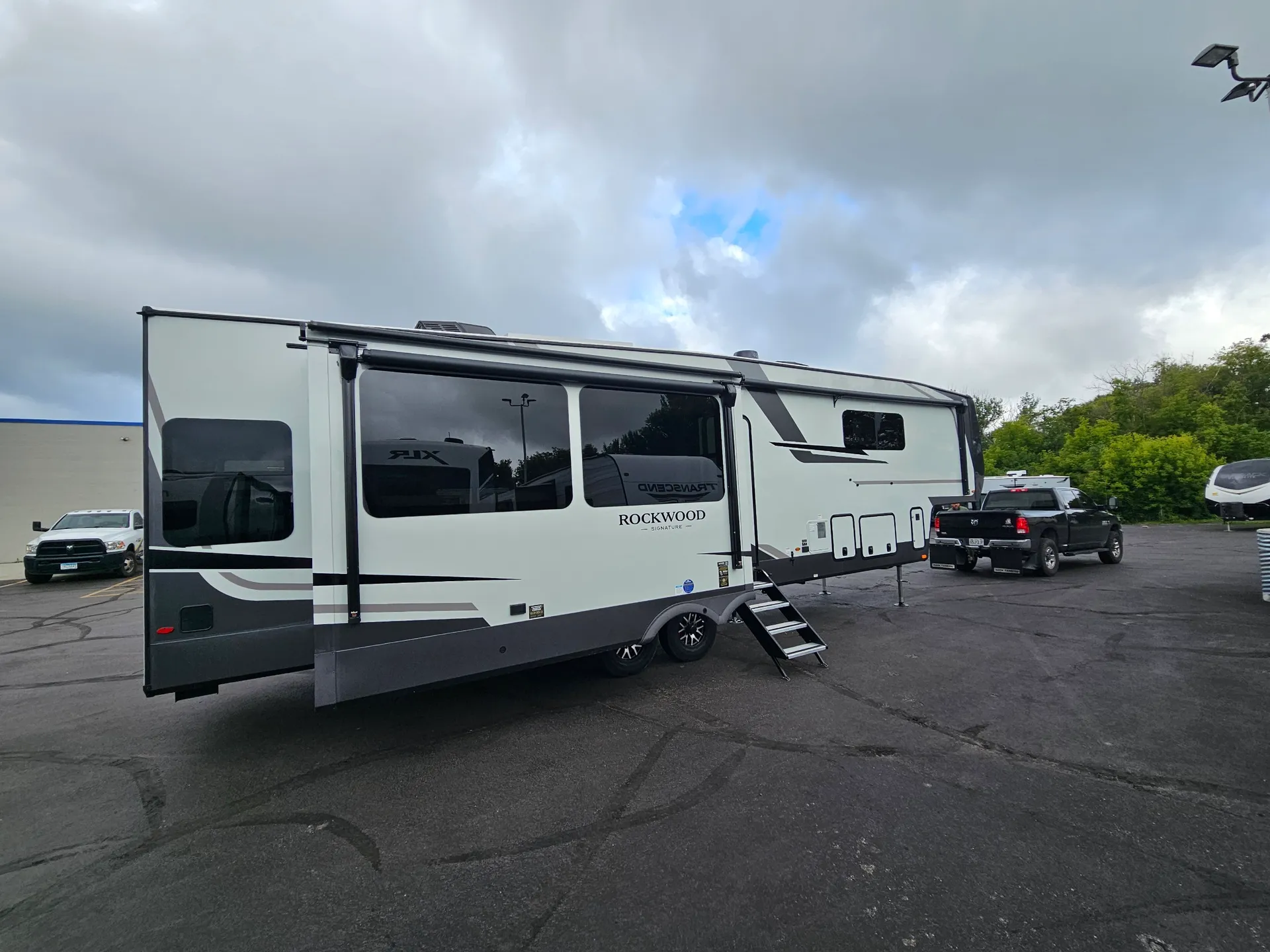 2027 ROCKWOOD SIGNATURE 401SFB - Photo 3