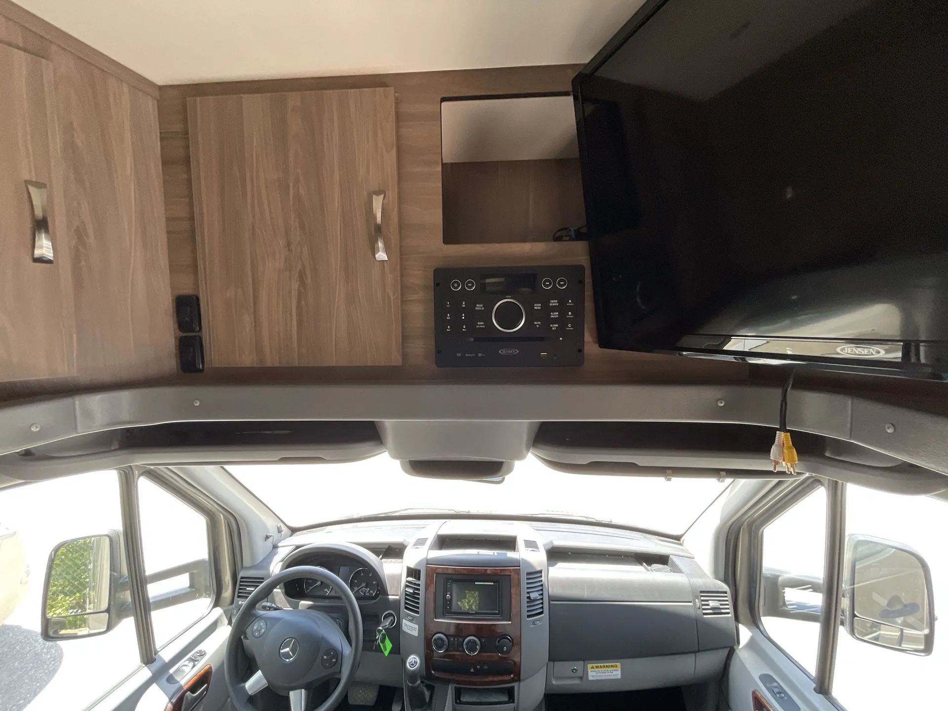 2017 Dynamax Corp Isata 3 24FW — living area main