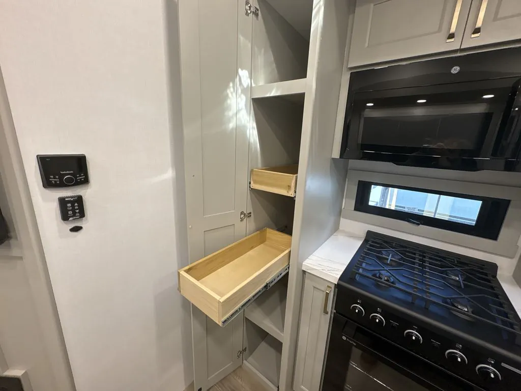 2026 Brinkley Model G 4000, Photos photo 17