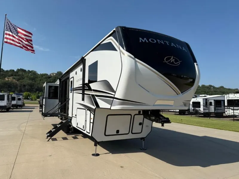 2025 Keystone Montana 3532SP - Photo 2
