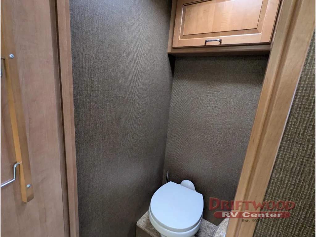 2016 Thor Motor Coach Hurricane 31S, Photos photo 28