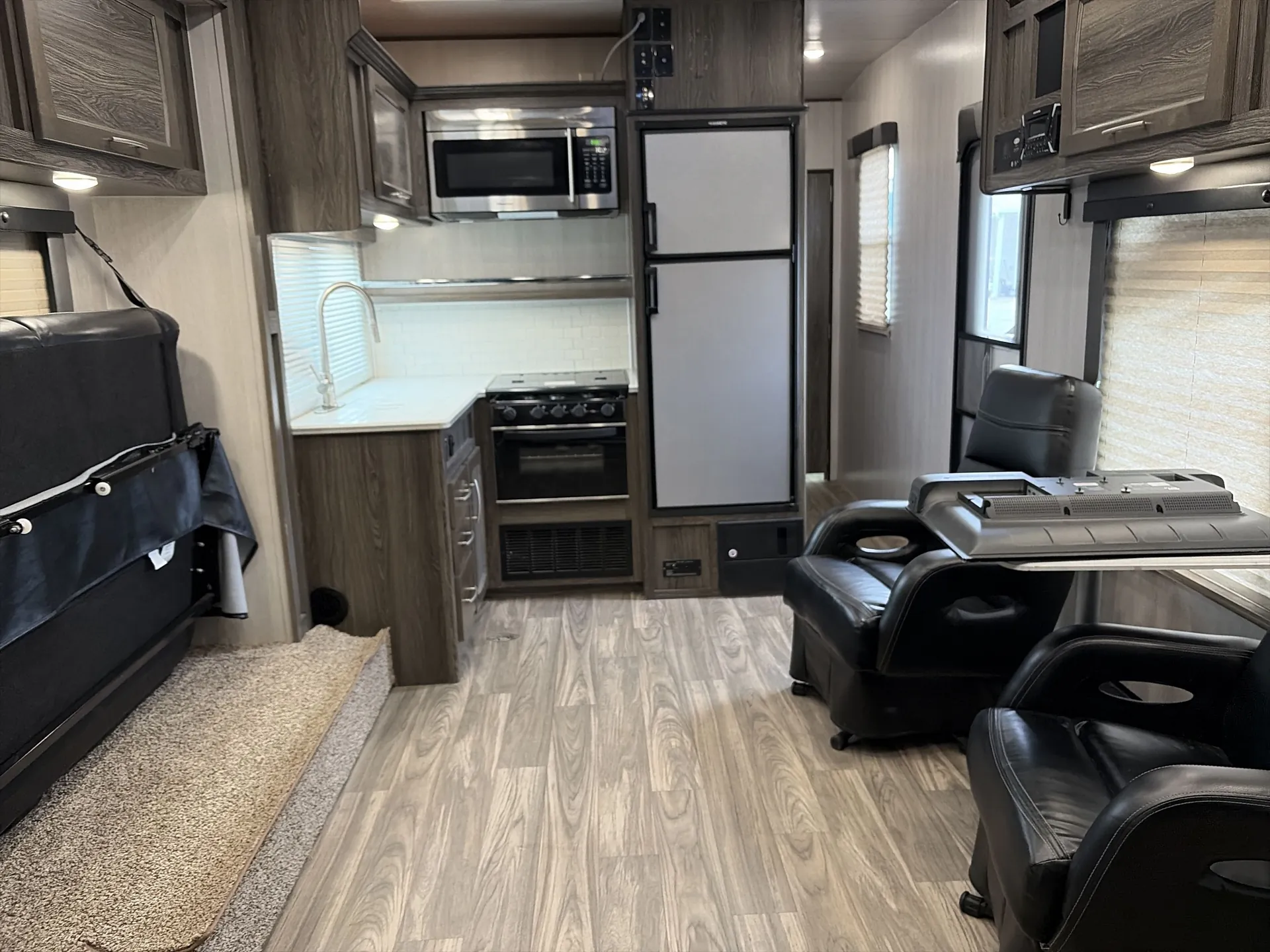 2021 Genesis Supreme Vortex 2715V — living area main
