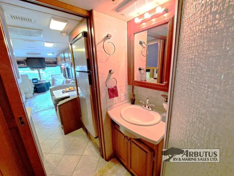 2004 Fleetwood Revolution 40C - Photo 3