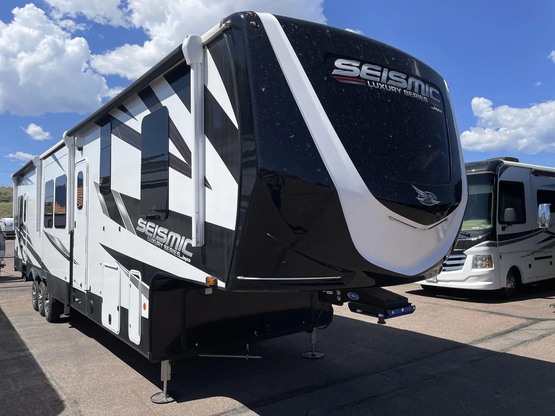2025 Jayco Seismic 3815 - Photo 2