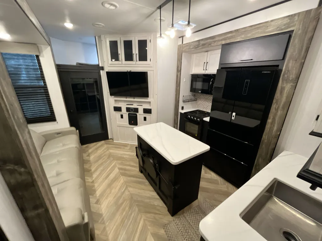 2023 Heartland Gravity 3950, Photos photo 2