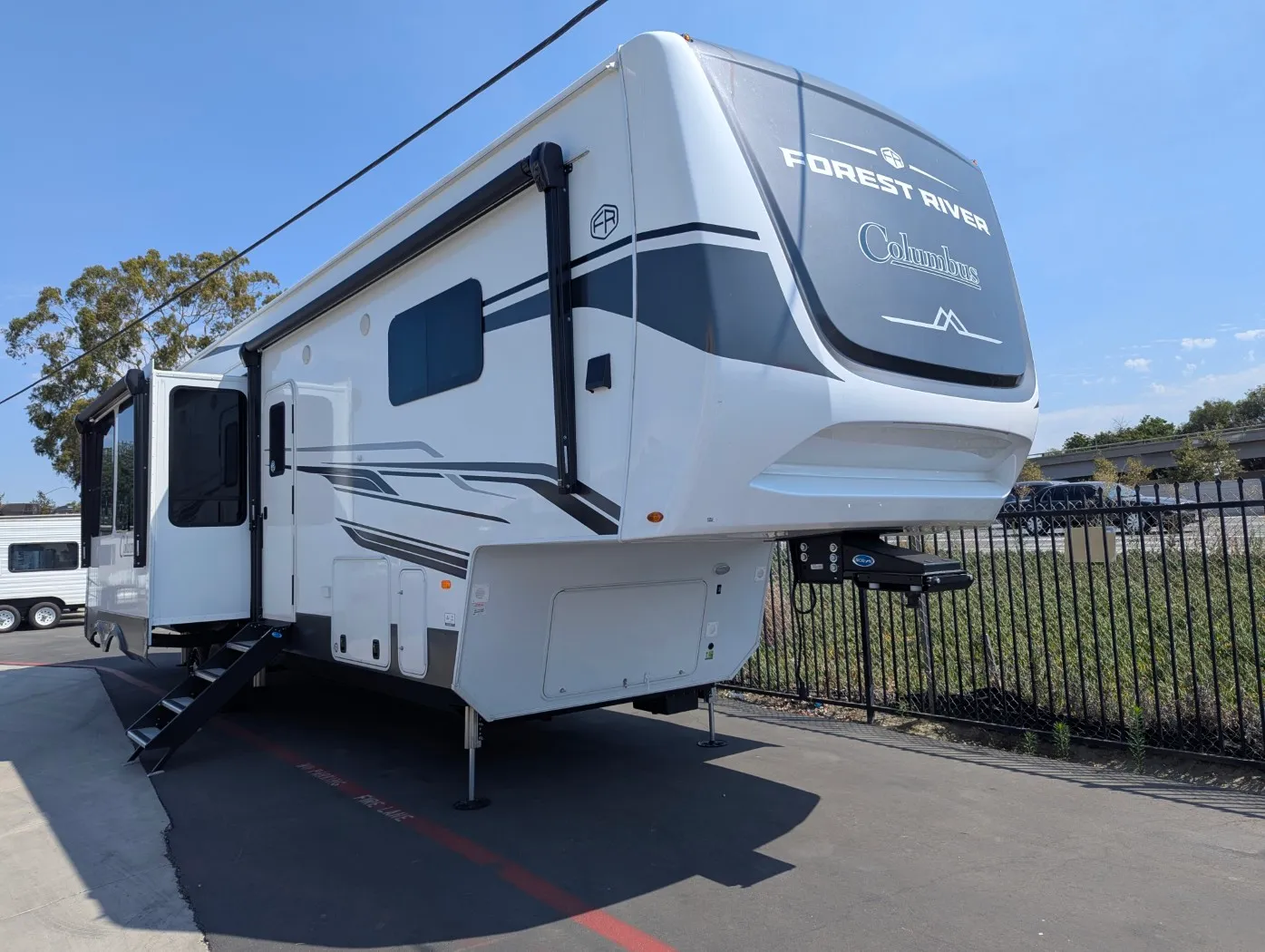 2025 Palomino Columbus 376DS - Photo 2