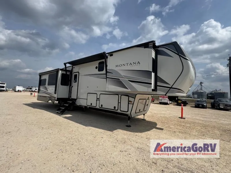 2024 Keystone Montana 3781RL - Photo 2