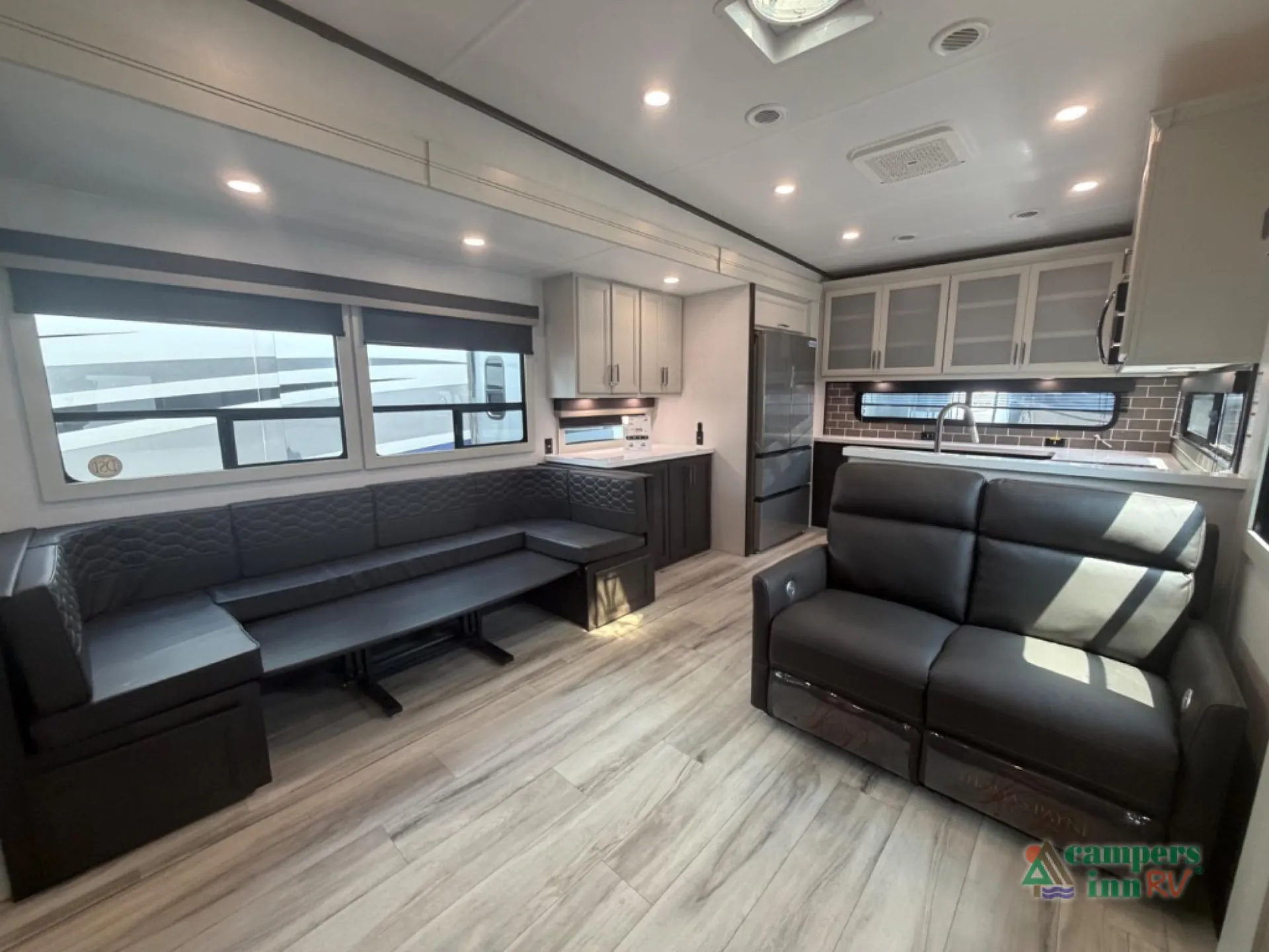 2026 Keystone Avalanche 379MB - Photo 4