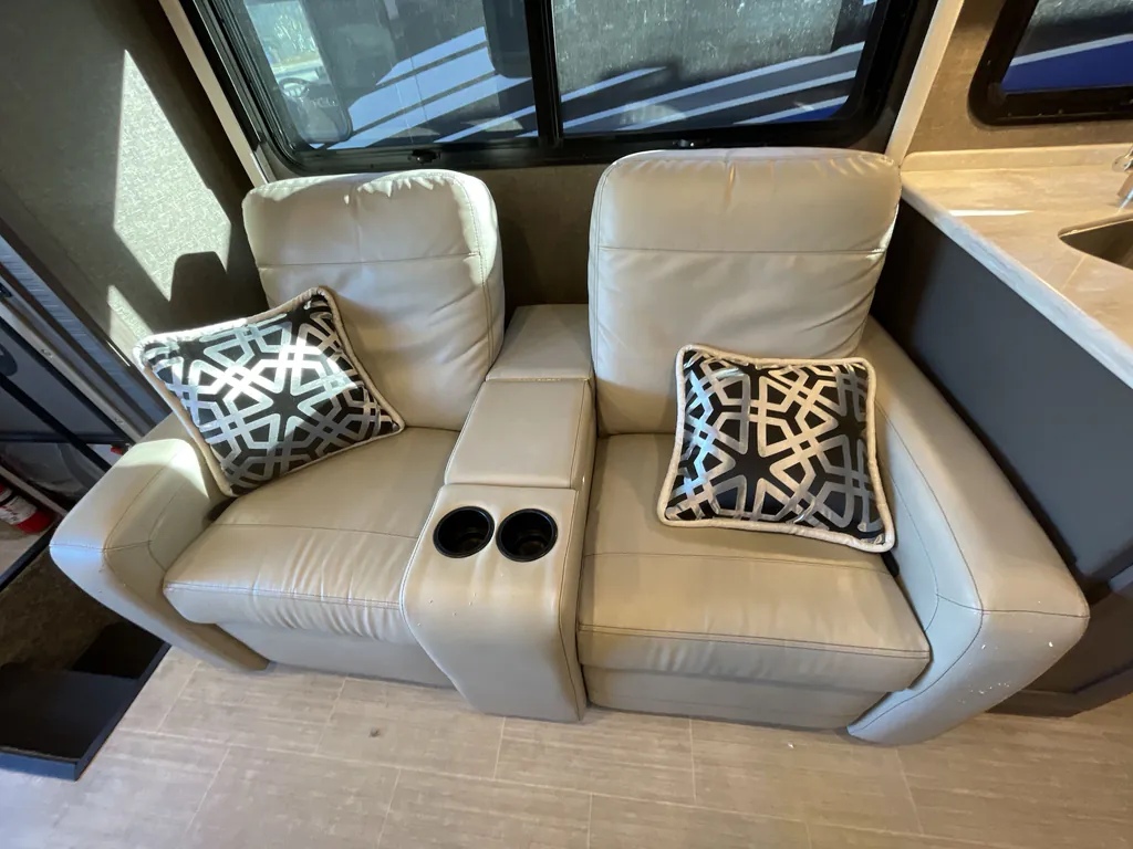 2022 Thor Motor Coach Challenger 35MQ, Photos photo 18