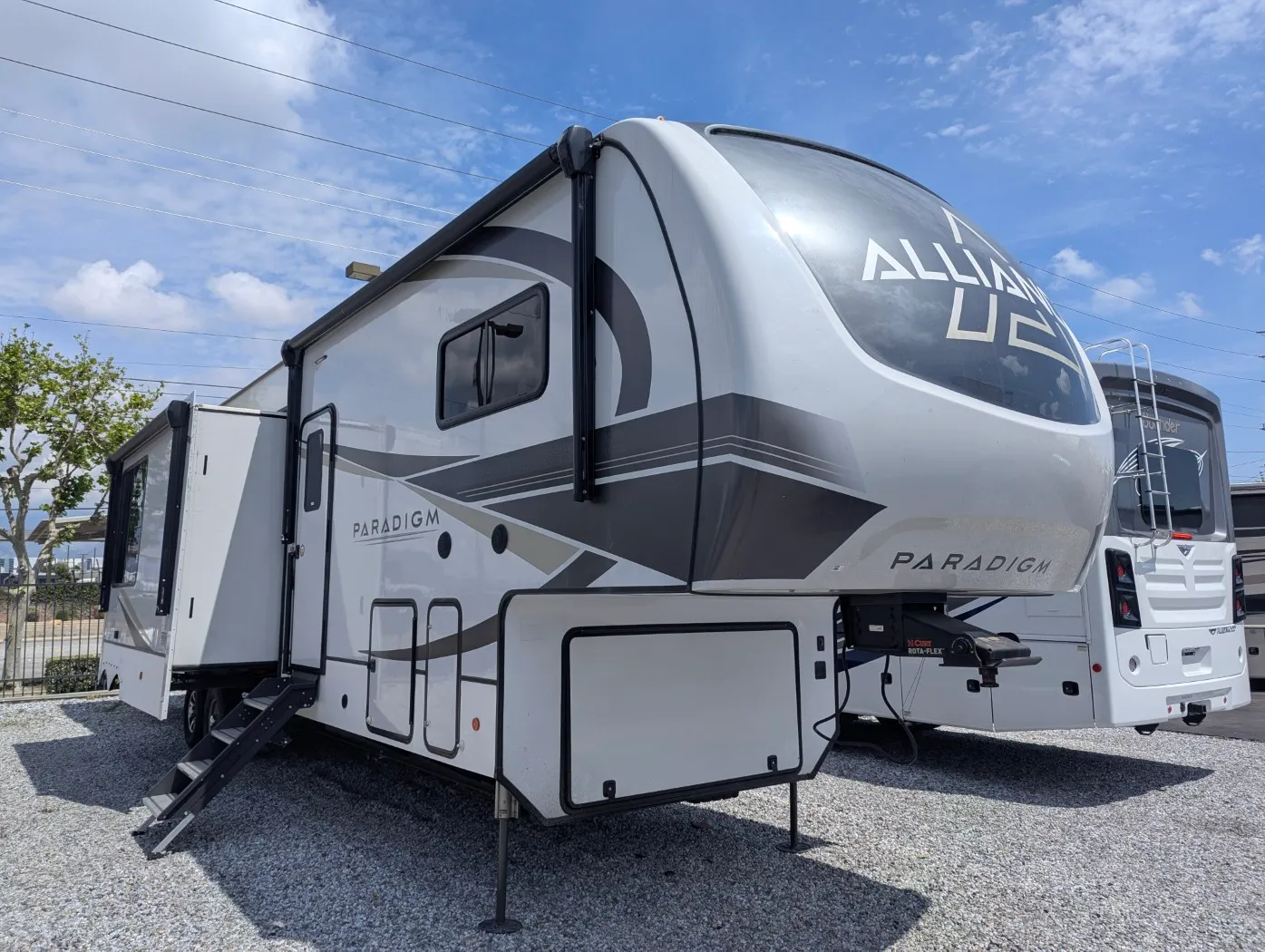 2024 Alliance RV Paradigm 395DS - Photo 2