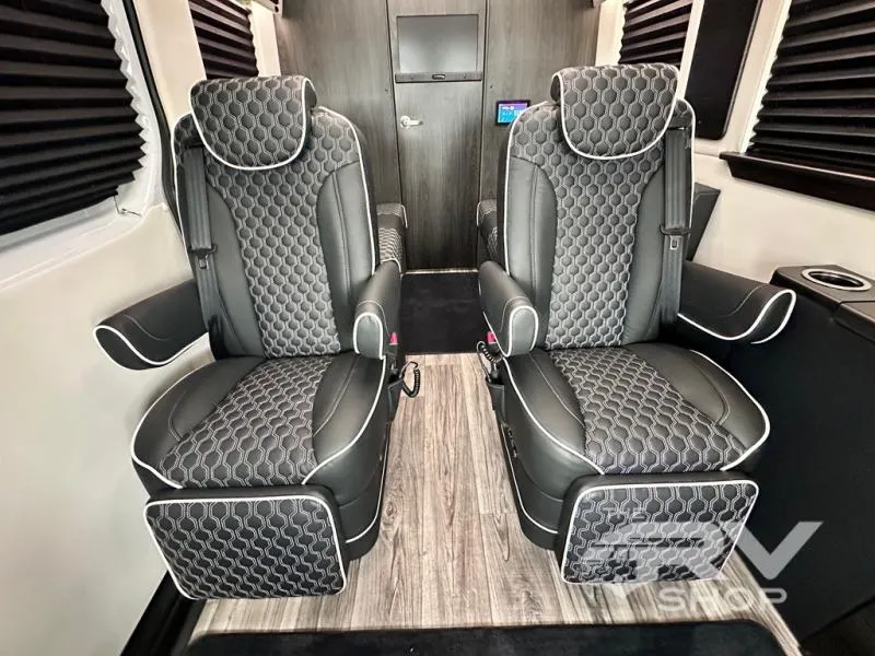 2025 Midwest Automotive Designs Luxe Cruiser D4 - Photo 3