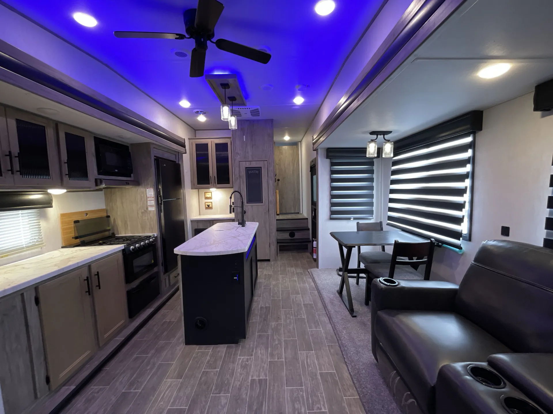 2022 Forest River Cherokee Arctic Wolf 291RL — Photo 6