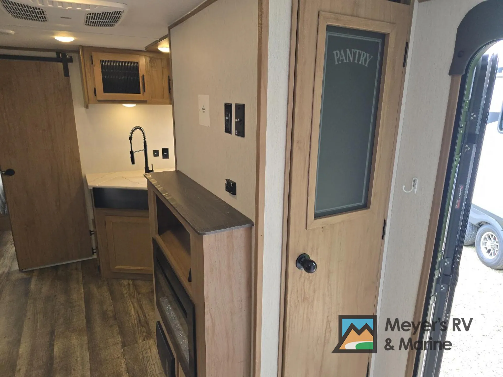 2023 Forest River Cherokee Alpha Wolf 22SW-L — Photo 7
