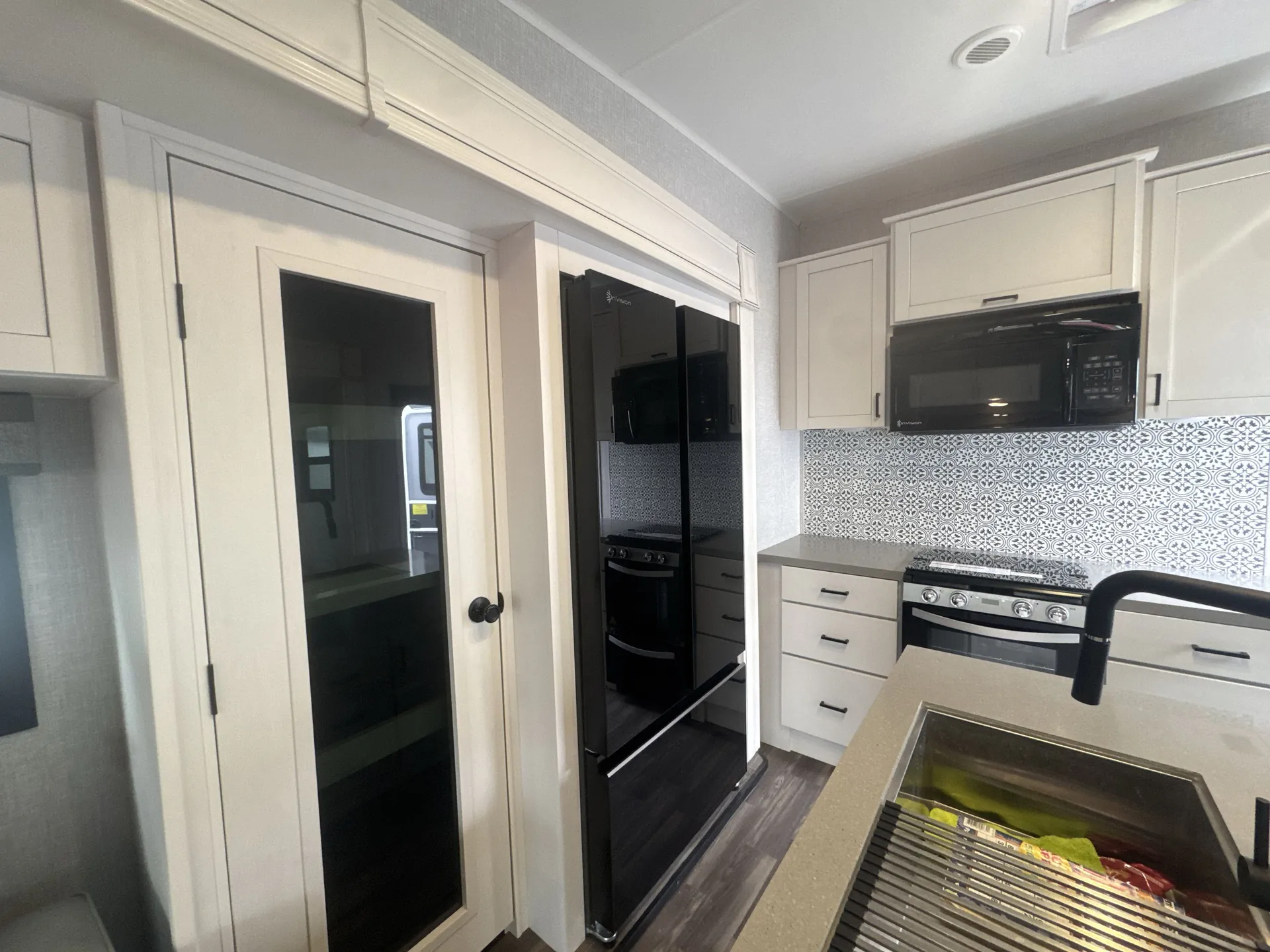 2025 Highland Ridge Roamer 264RLS — living area main