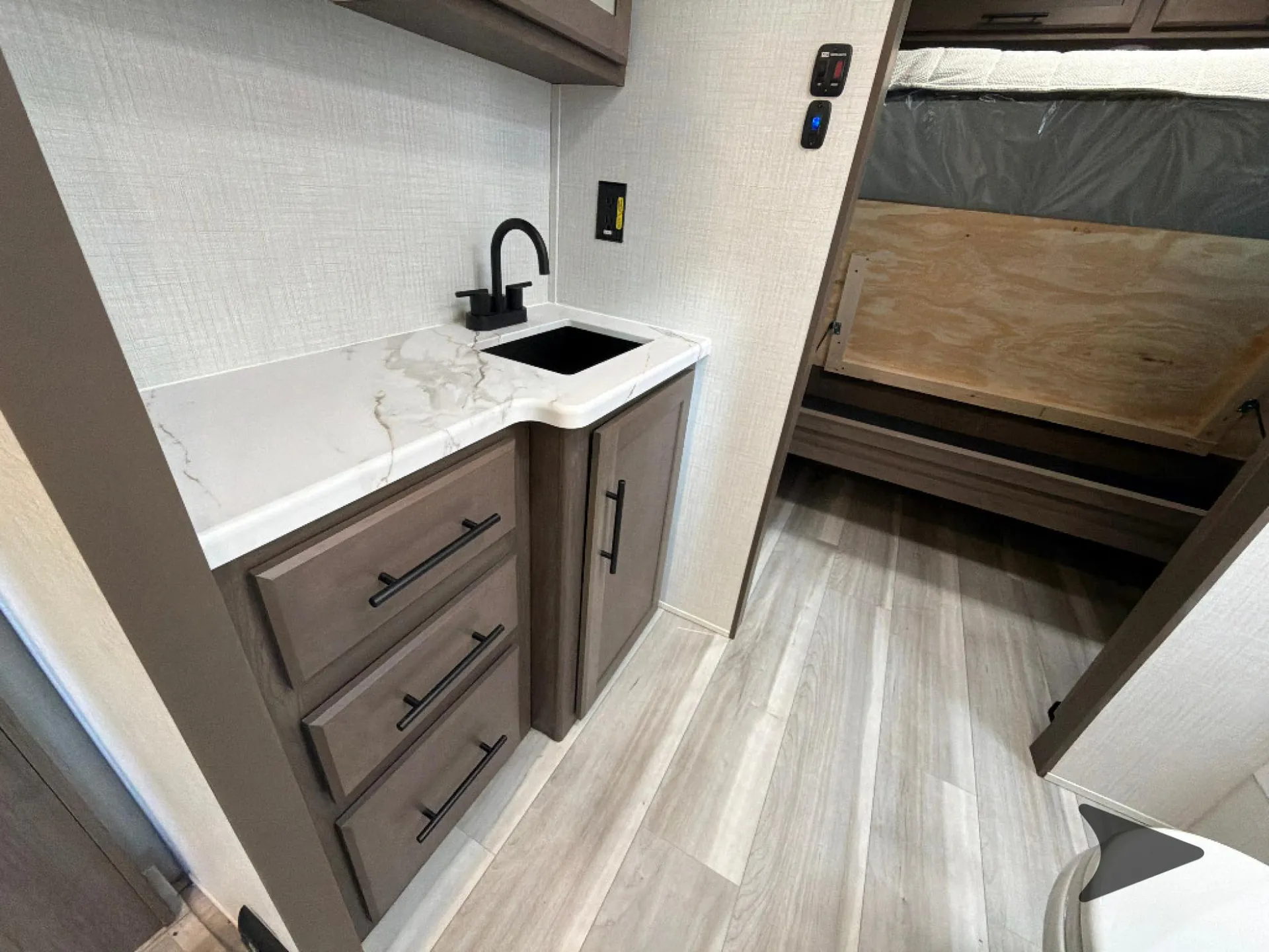 2026 Keystone Cougar Western Elevation 22RKWE dealer photo 5 from Bish's RV