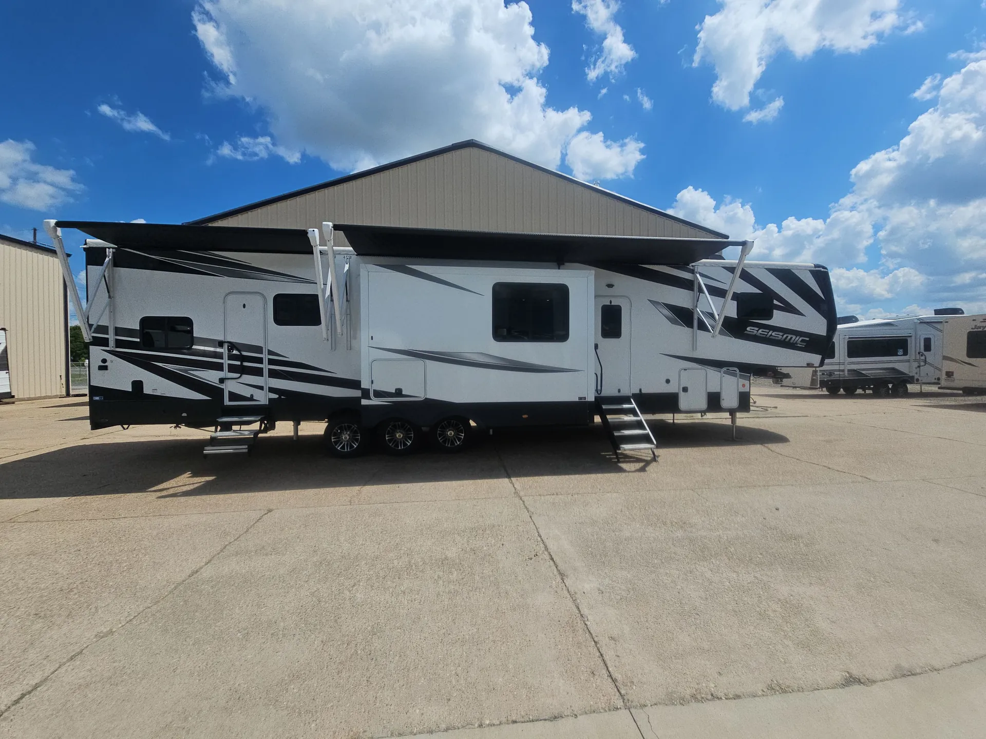 2025 Jayco Seismic 399 - Photo 2
