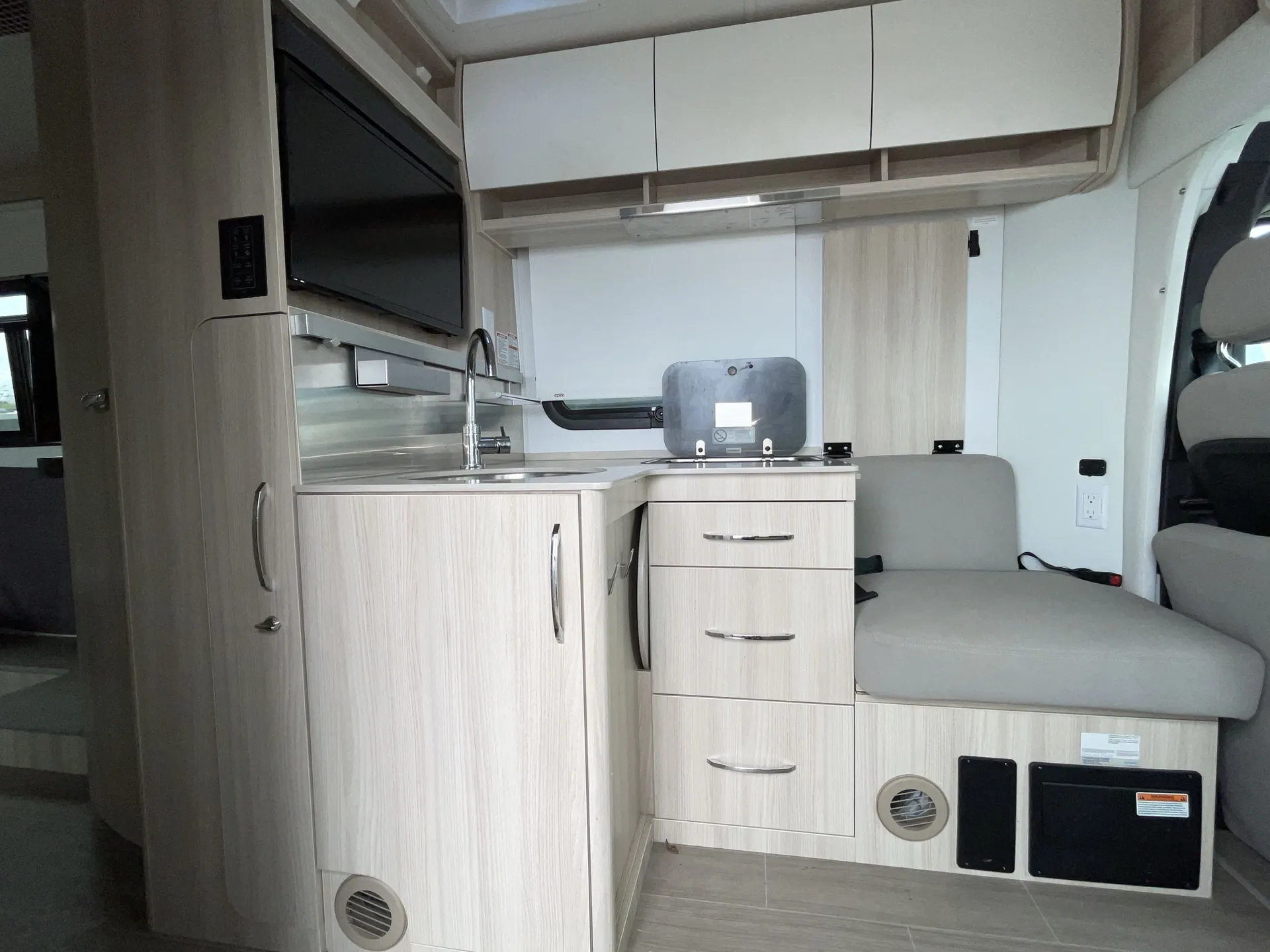 2022 Leisure Travel Unity U24RL - Photo 3