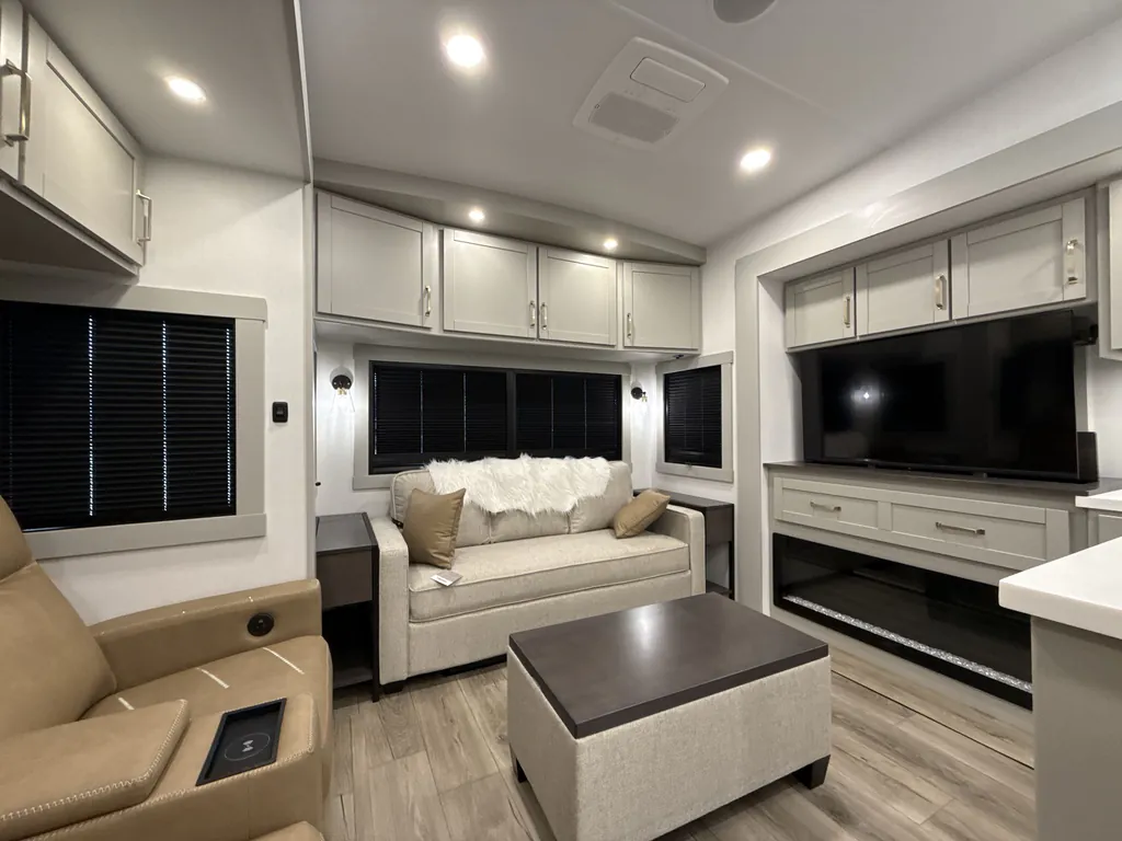 2026 Brinkley Model Z 3600, Photos photo 10