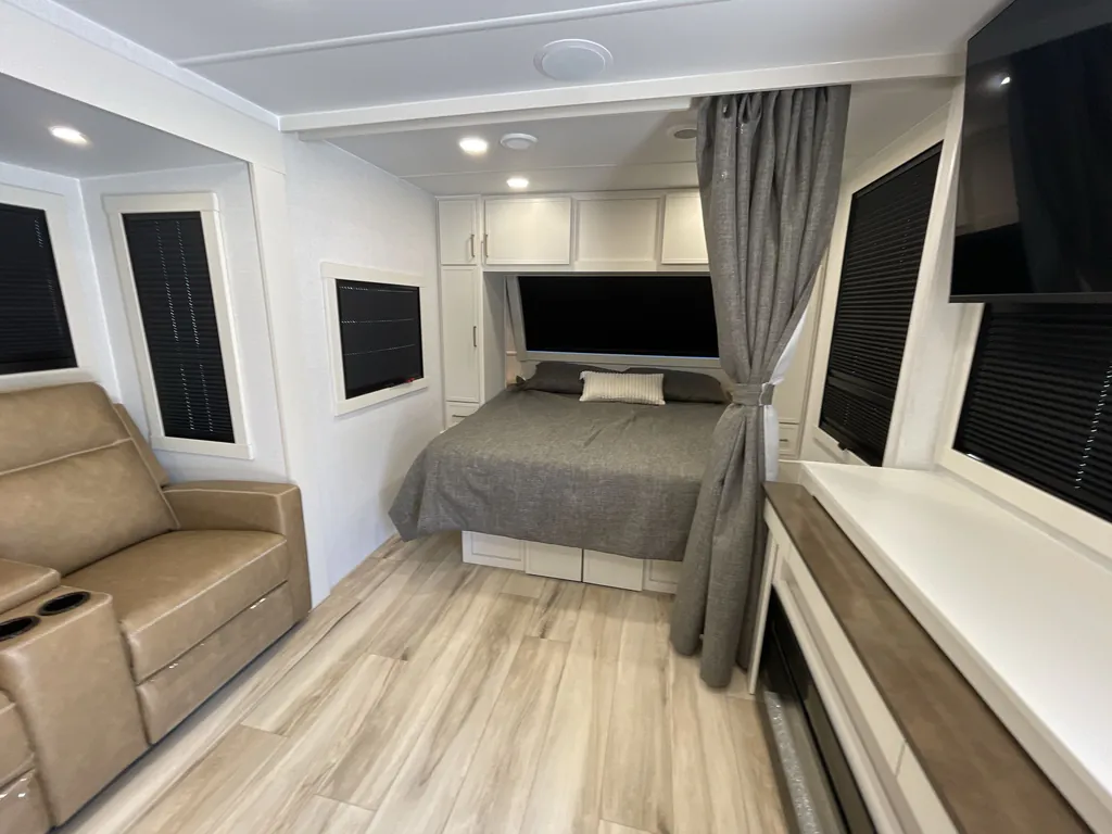 2026 Brinkley Model I 235, Photos photo 9
