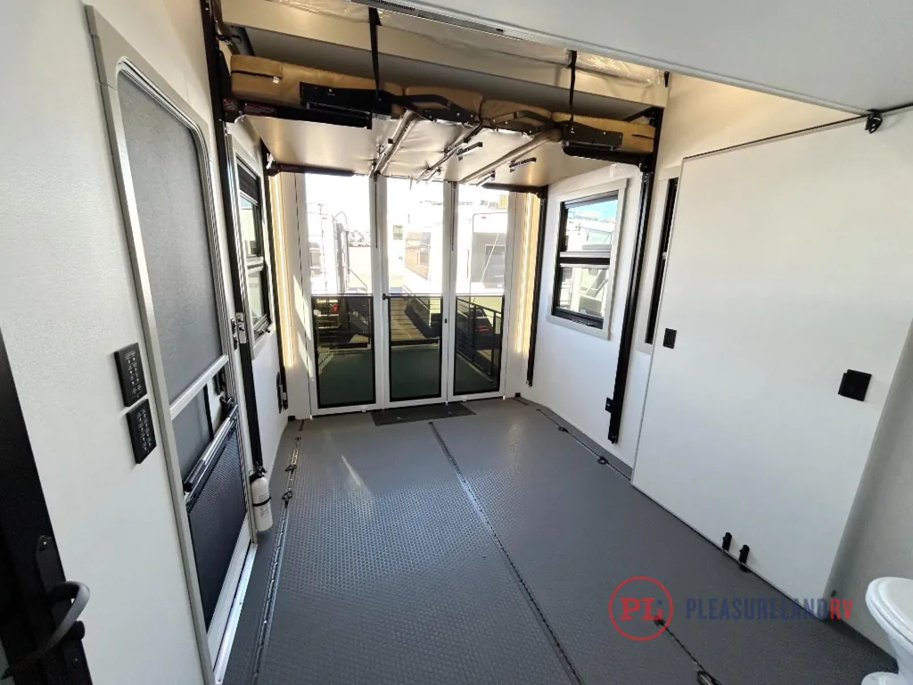 2026 Brinkley Model G 4100, Photos photo 11