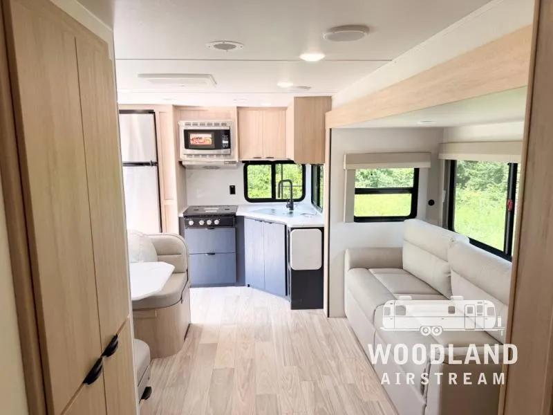 2025 Winnebago Minnie 2529RG - Photo 4