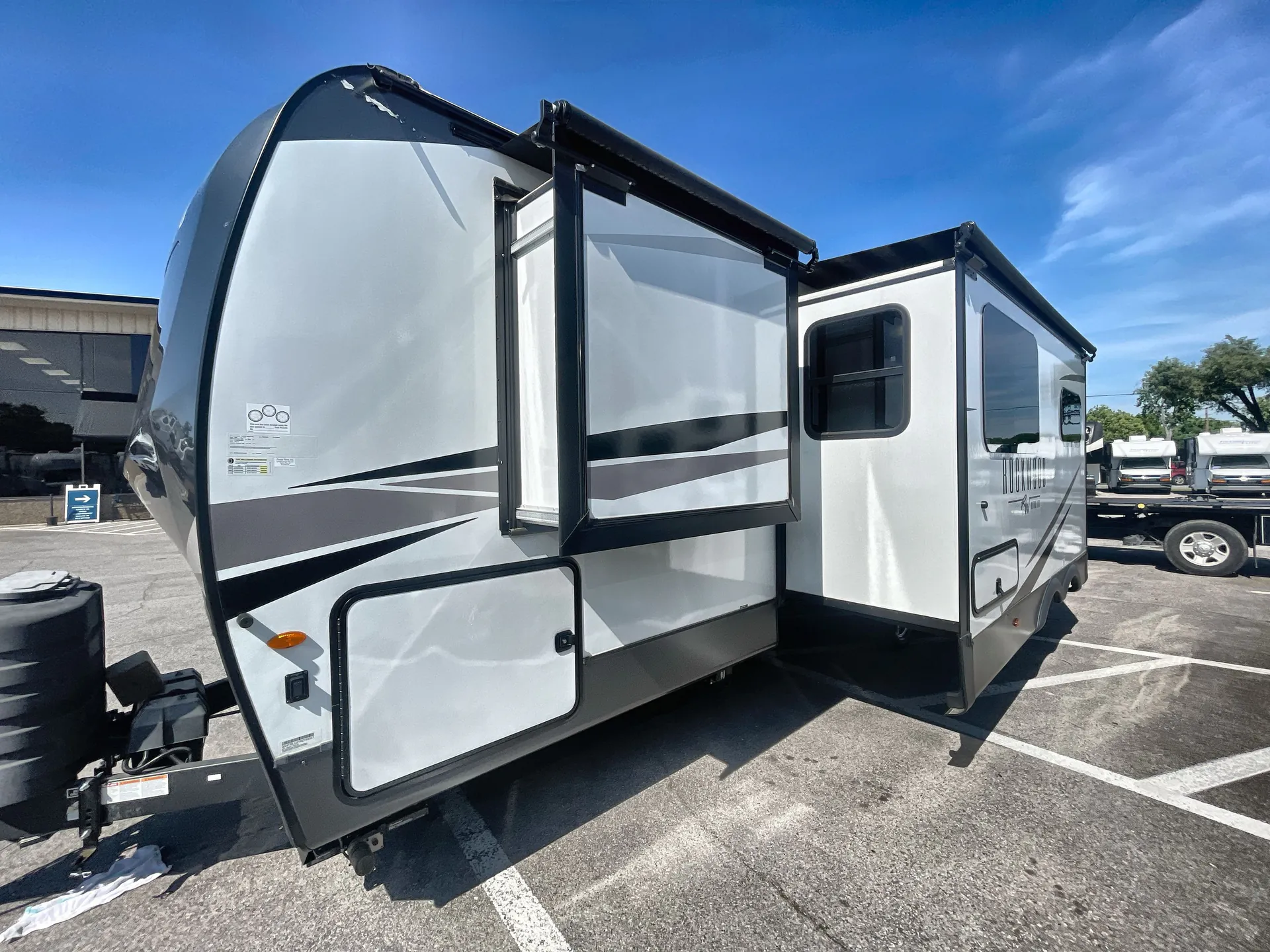 2024 Forest River Rockwood Ultra Lite 2706WS — off campside