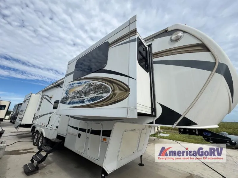 2013 Keystone Montana Big Sky 3750 FL - Photo 3