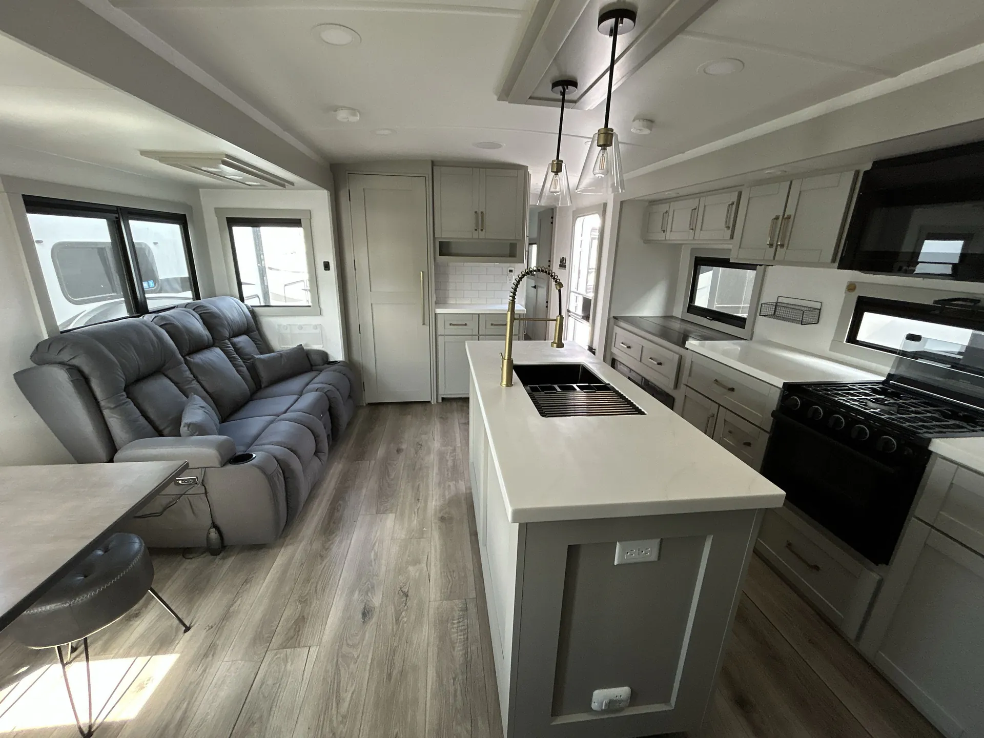 2025 Brinkley Model Z AIR 285 — living area main