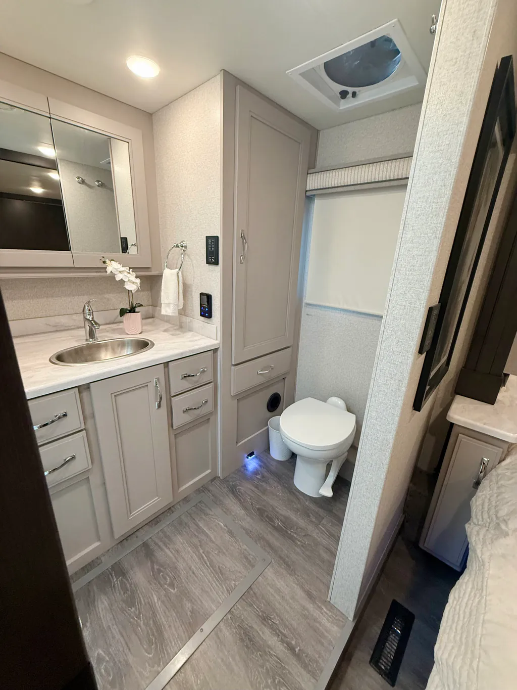 2024 Thor Motor Coach Riviera 39BH, Photos photo 21