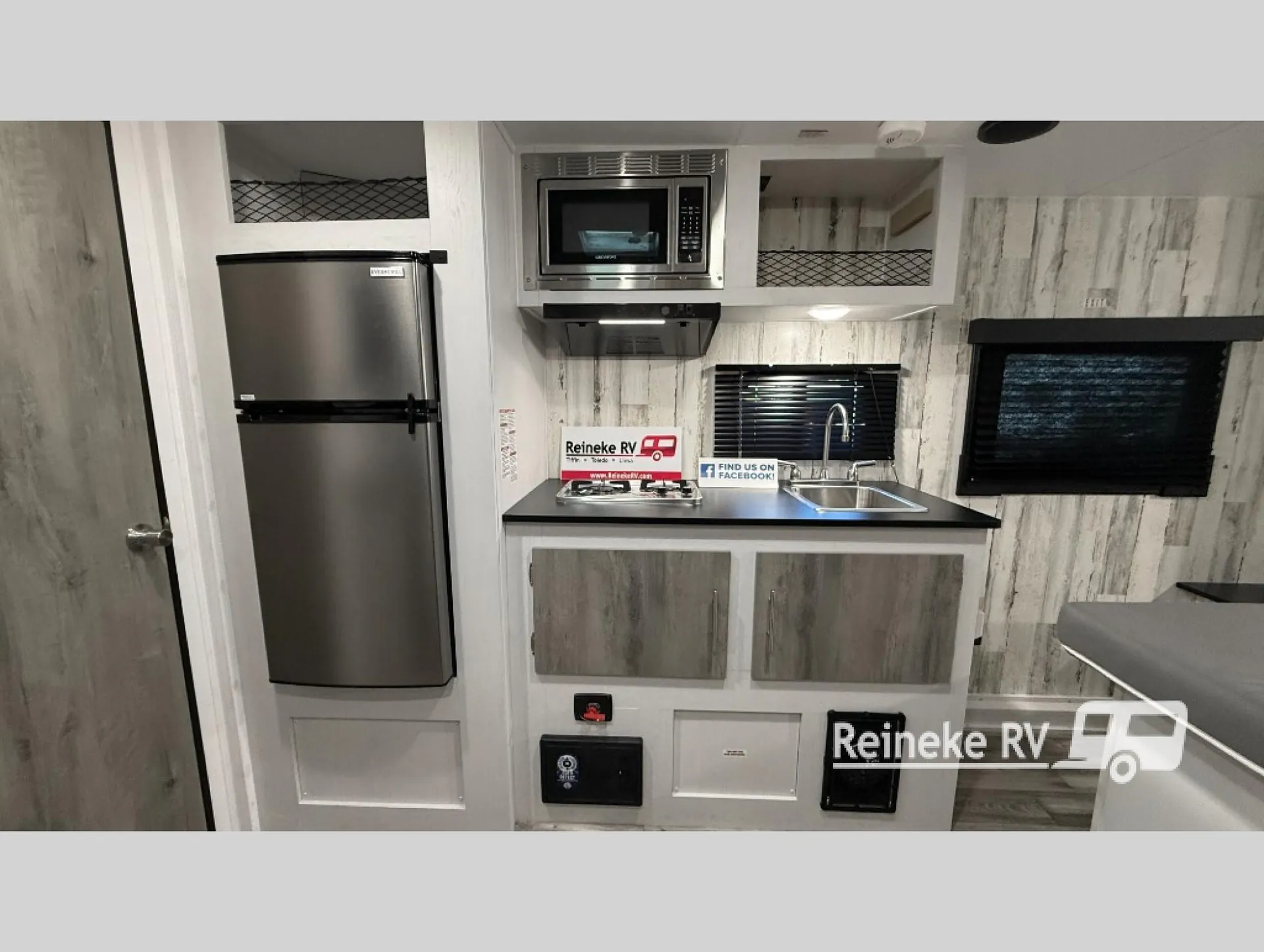 2025 Travel Lite Rove XL 17FQ - Photo 3
