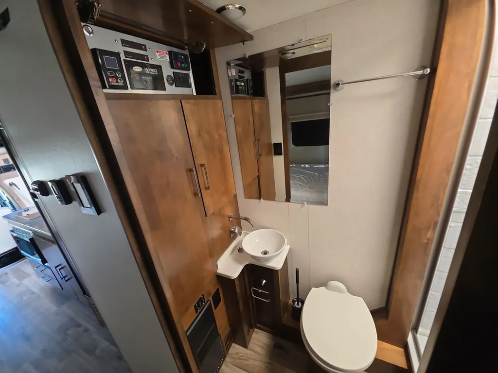 2019 Tiffin Wayfarer 24 FW, Photos photo 15