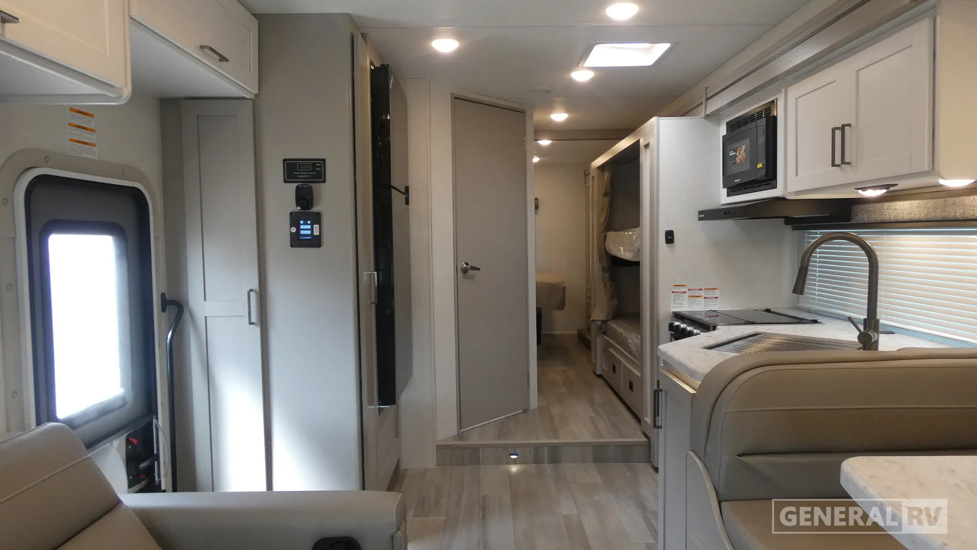 2026 Thor Motor Coach Pasadena SE SL31 - Photo 3