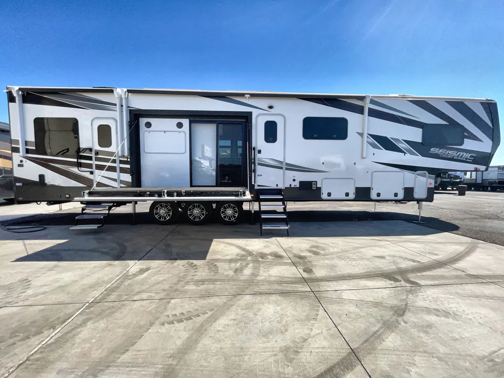 2024 Jayco Seismic Luxury Series 4113, Photos photo 5