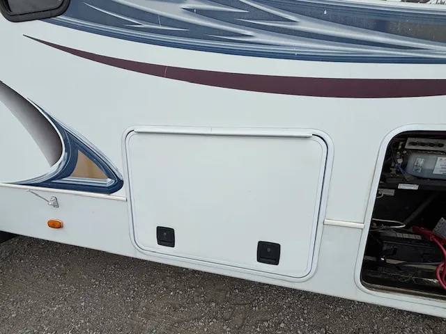2012 Keystone Avalanche 341TG - Photo 2