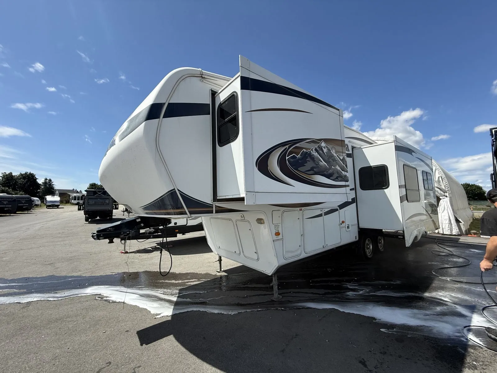 2010 Keystone RV Montana 2955RL 2955RL - Photo 2