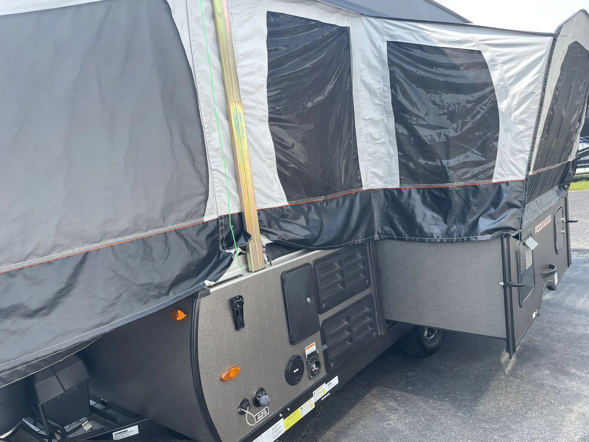2022 Forest River Rockwood Freedom 2318G — off campside