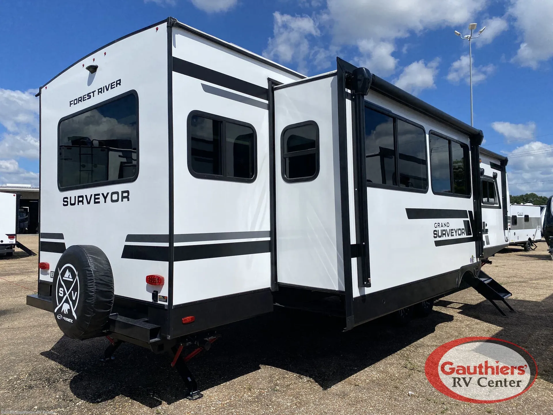 2027 Forest River Grand Surveyor 305RLBS — Photo 7