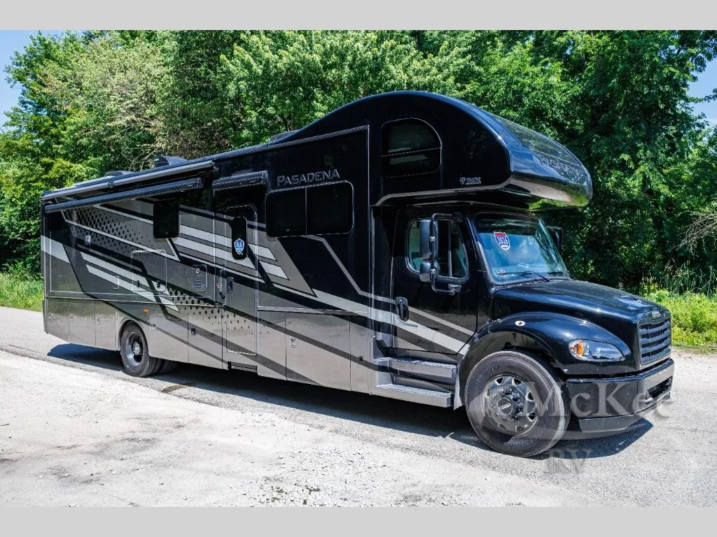 2026 Thor Motor Coach Pasadena 38FX - Photo 2