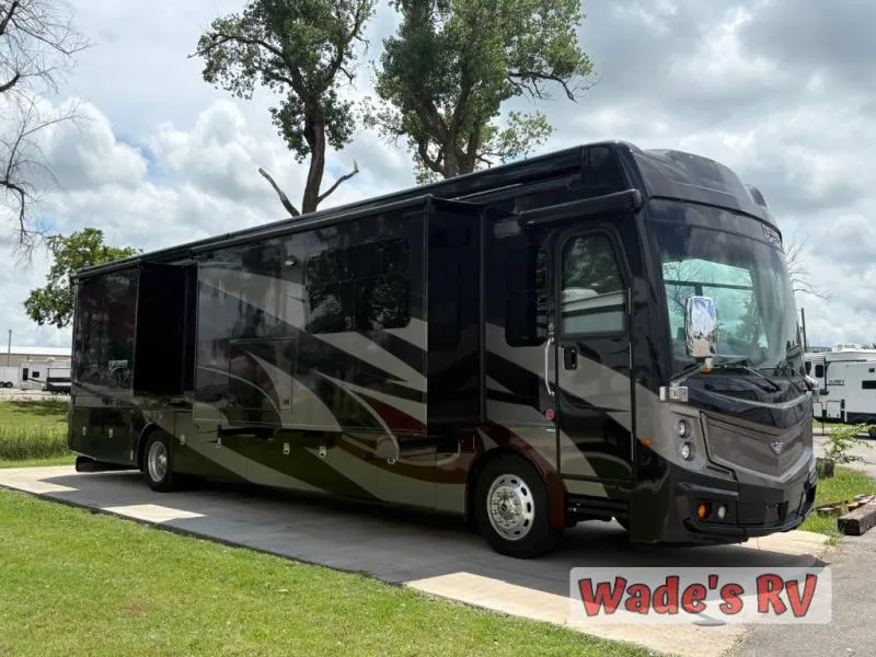 2019 Fleetwood Discovery LXE 40D - Photo 2