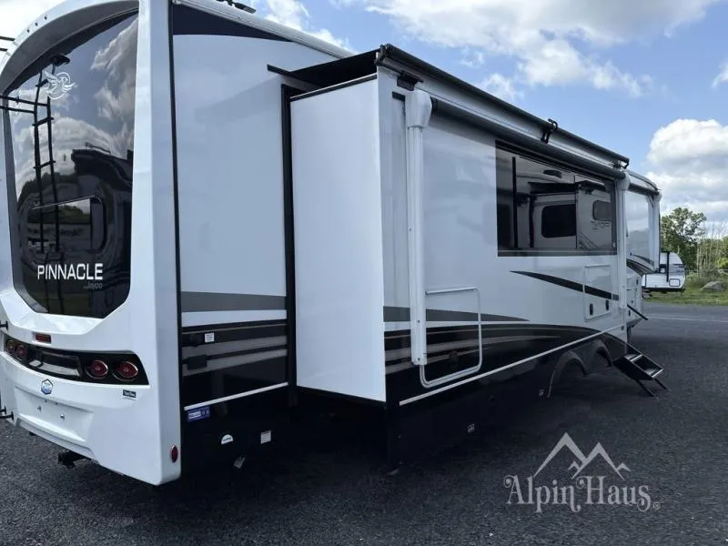 2025 Jayco Pinnacle 38FBRK - Photo 3