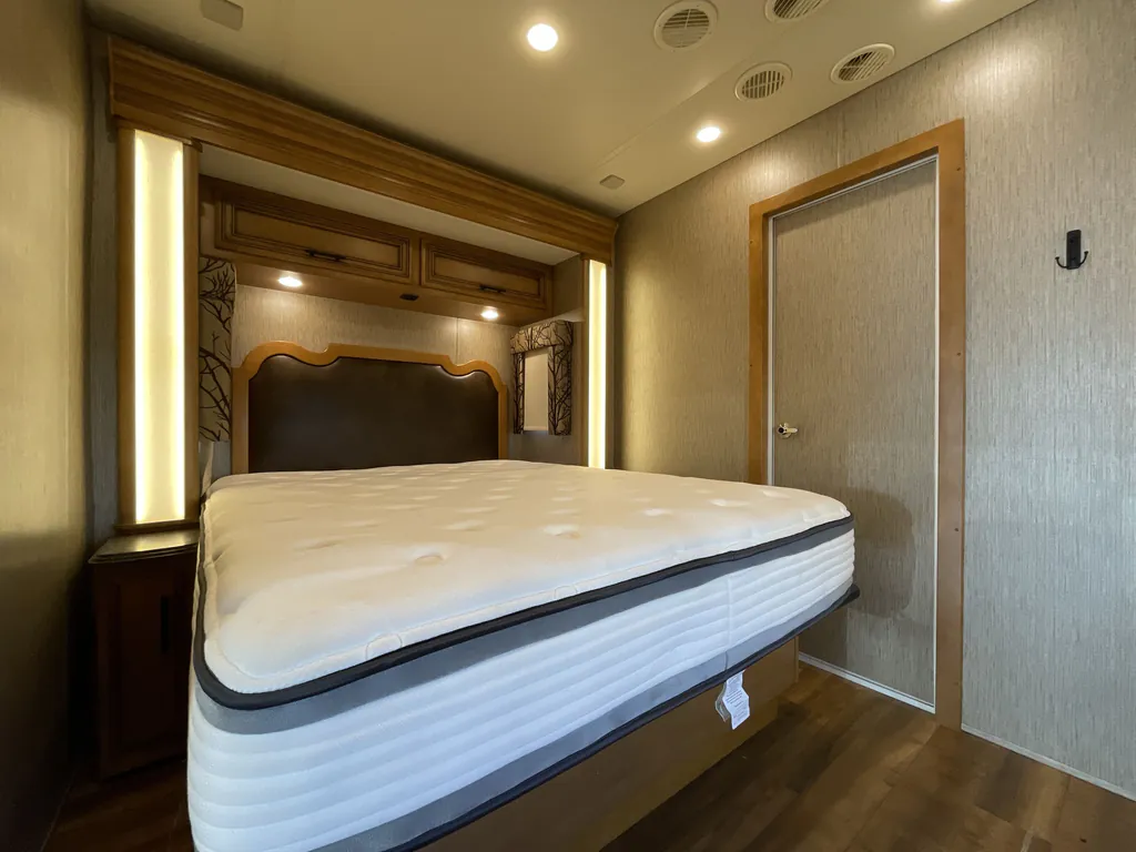 2016 Newmar Canyon Star 3921, Photos photo 11