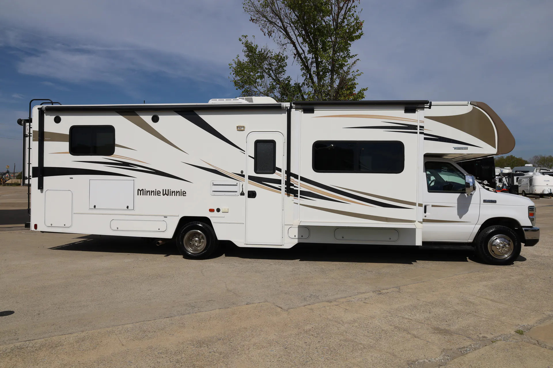 2017 Winnebago Minnie Winnie 31D - Photo 2
